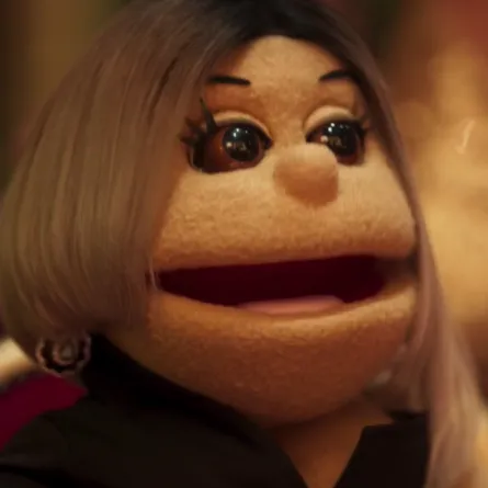 «الدمية فاهيتا» تبحث عن لمّ شمل عائلتها في أولى بطولاتها الدرامية «دراما كوين» مع باسم سمرة