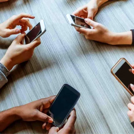 إدمان الهواتف الذكية يسبب الأرق وصعوبة في النوم