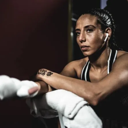 باريس تكرم فتاة من أصل عربي فازت ببطولة فرنسا في الملاكمة