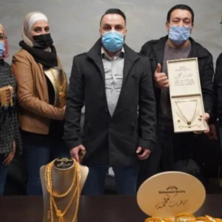 رجل أعمال أردني يكافئ موظفيه بالذهب