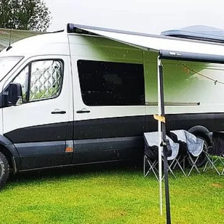 شاب بريطاني يُحوّل شاحنة صغيرة لفندق مُتنقل بسبب حبه للسفر