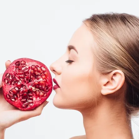 3 ماسكات من الرمان للعناية ببشرة العروس