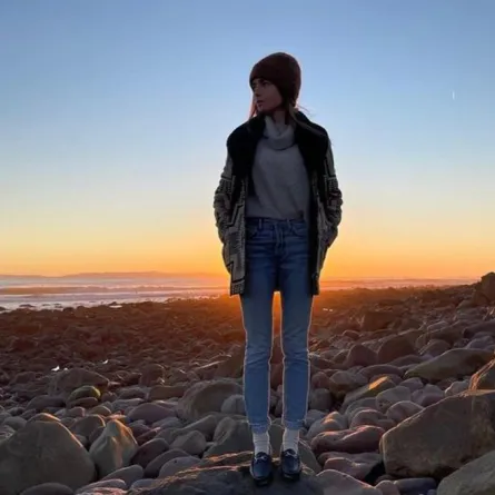 ليلي كولينز تعتمد الستايل البوهيمي في إطلالاتها بالدنيم