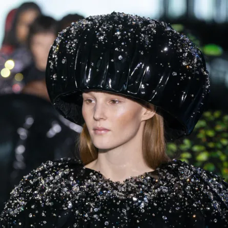 إكسسوارات شعر توحي بالدفء لخريف 2021