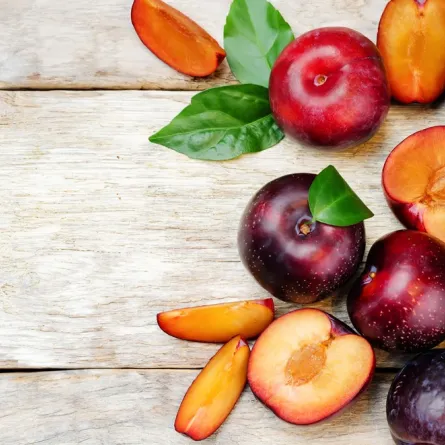 فوائد البرقوق الأحمر للنساء في الوقاية من الشيخوخة المبكرة