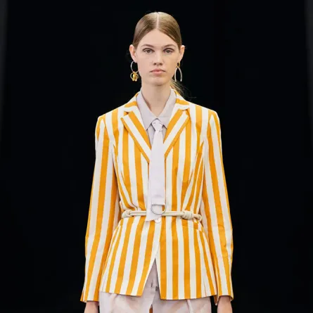 في يوم الام اختاري الأزياء المقلّمة وواكبي أبرز صيحات ربيع 2021