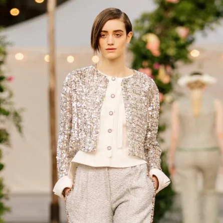 موديلات بدلات بالألوان الترابية لربيع 2021