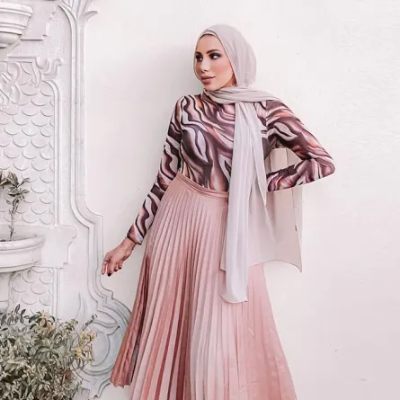 أفكار لارتداء التنورة الساتان موضة صيف 2021