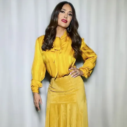 استوحي إطلالتك في يوم الام من سلمى حايك