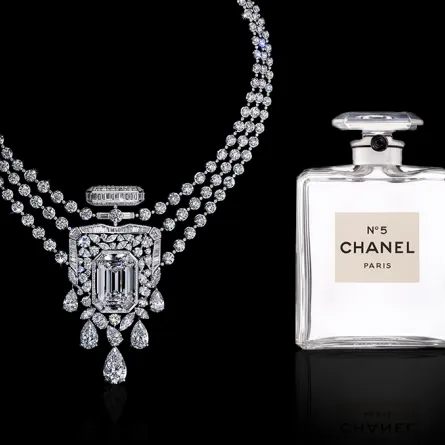 شانيل CHANEL تشيد بعطر 5°N من خلال قلادة 55.55