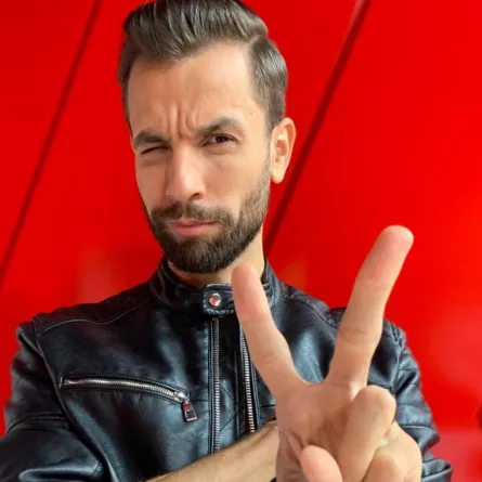 مهدي عياشي نجم "ذا فويس" يطلق أولى أغانيه