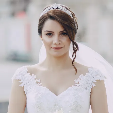 تسريحات شعر للعروس بالكريستال 2021