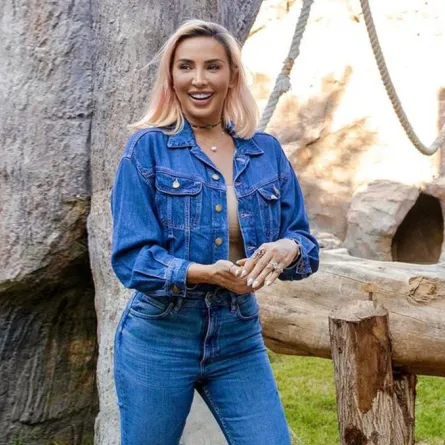 اطلالات جويل مردينيان بالدنيم