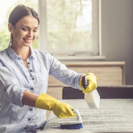 ازالة بقع المكياج من الكنب