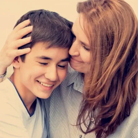 طريقة تأثير الأم على ابنها المراهق