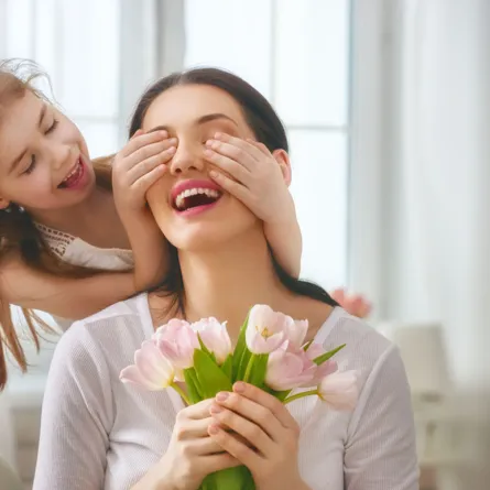 في يوم الأم... احتفال واحد وتواريخ متباينة