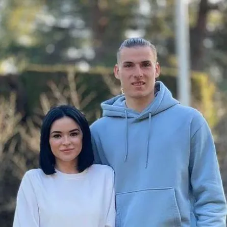 حارس مرمى ريال مدريد يتزوج بالملابس الرياضية