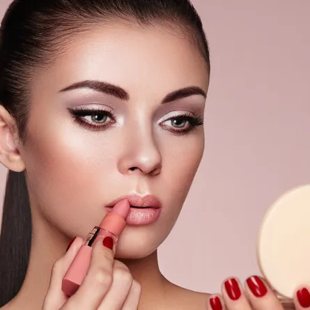  كيفية تكبير الشفاه للعروس بالمكياج