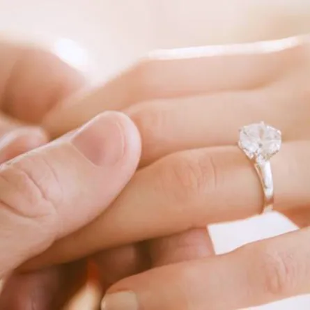 شد وترطيب اليدين قبل ارتداء خاتم الزفاف