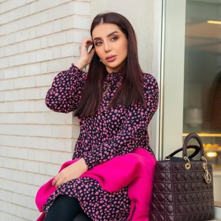 إطلالات النجمات ومدونات الموضة بالأزياء المطبعة للربيع