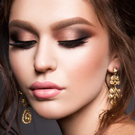 خطوات تطبيق مكياج برونزي للسهرات
