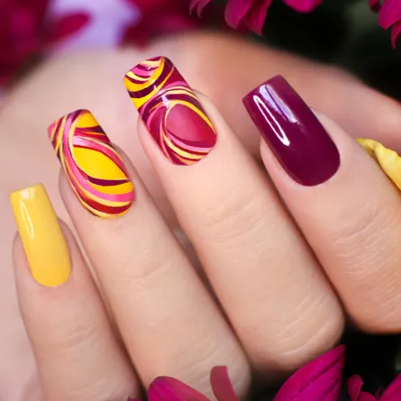 رسومات أظافر عصرية باللون الأصفر