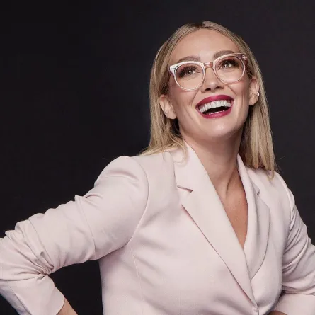 الصورة الأولى للحظة الأولى لهيلاري داف مع طفلتها 