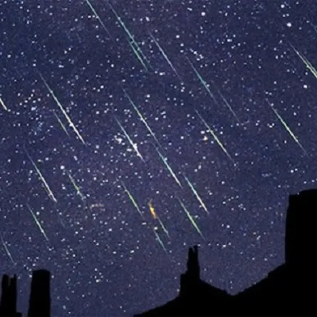 أجسام غريبة مشتعلة تتساقط من السماء على رؤوس الأمريكيين 