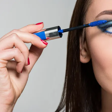 طريقة تطبيق موضة الماسكرا الزرقاء