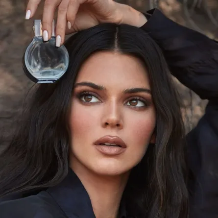 كيف نسقت  كيندال جينر الجلد خلال تصوير اعلان عطرها الجديد؟