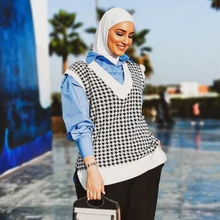 تنسيق الملابس الكاروه باللون الأبيض والأسود للمحجبات