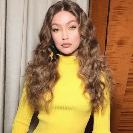 إطلالات جيجي حديد باللون الأصفر