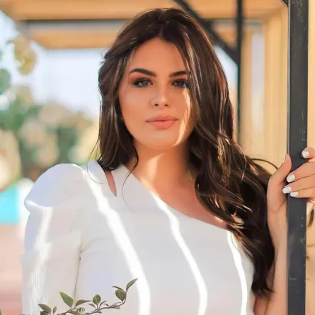 هنادي مهنى تطلب الدعاء لوالدها بعد إصابته بكورونا ونقله لأحد المستشفيات بعد تراجع حالته الصحية