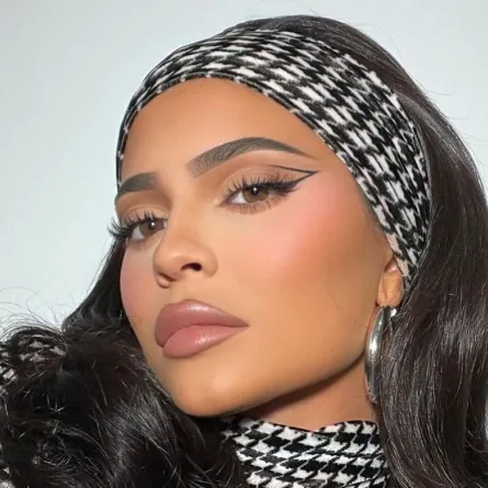 كايلي جينر تكرم صديقها هاري هادسون بالتبرع مجدداً لمرضى السرطان