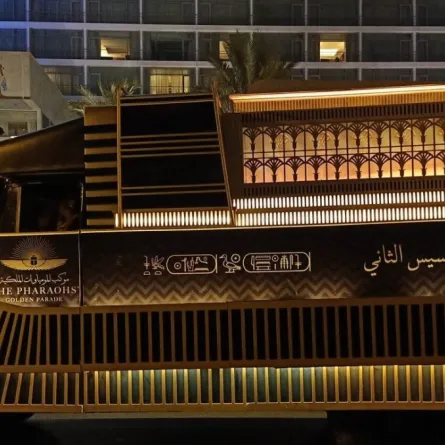 بالفيديو – فيلم ترويجي وعجلات حربية وحضور شخصيات عالمية لموكب نقل المومياوات الملكية