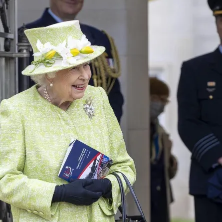 الملكة إليزابيث تستمتع بنزهة عطلة الفصح مع إبنها الأمير تشارلز 