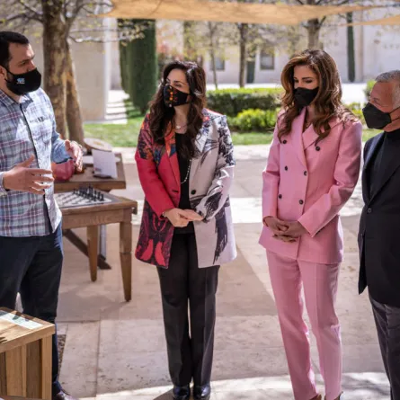 ملك الأردن والملكة رانيا يطّلعان على منتجات المشاركين في مبادرة "شباب منتج"