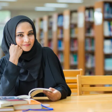 "مكتبات الشارقة العامة" تهدي مقاهي الإمارة 5 آلاف كتاب في "شهر القراءة"