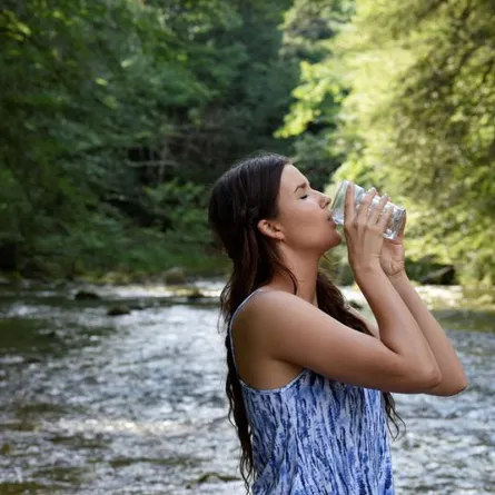 تفسير حلم شرب الماء للمرأة العزباء