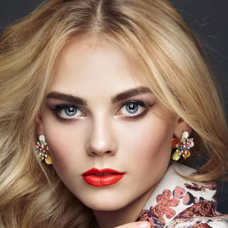 تسريحات شعر عصرية مع الغرة المبعثرة