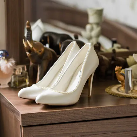 طرق تنظيف الأحذية البيضاء