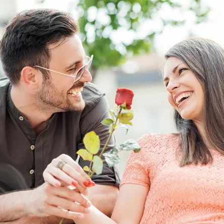 علامات الحب عند الرجال