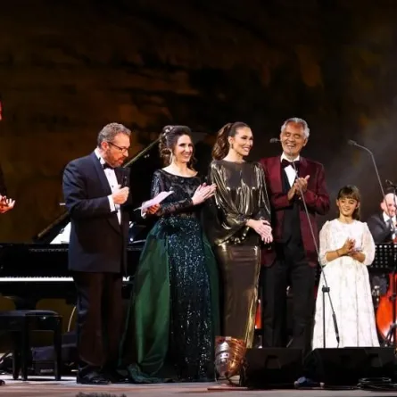 أندريا بوتشيلي وأطفاله يؤدون في العلا مقطوعات موسيقية عالمية