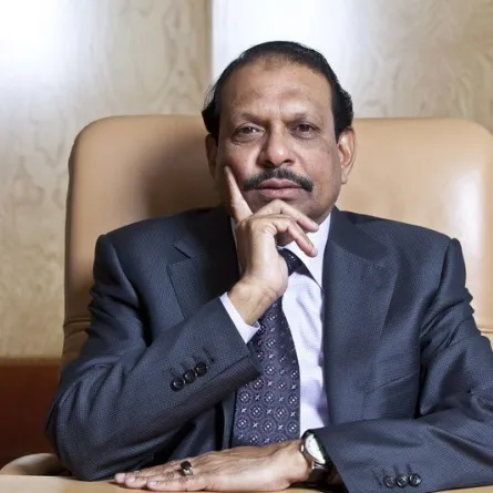 نجاة الملياردير الهندي يوسف علي من تحطم مروحية تعيد قصة نجاحه إلى الأذهان