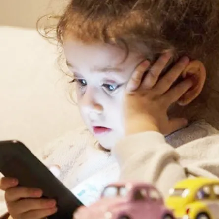 أسباب إدمان الأطفال الهواتف الذكية