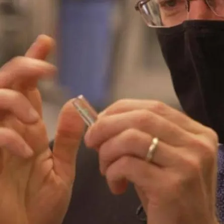 ابتكار شريحة تحت الجلد لكشف فيروس كورونا