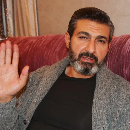 ياسر جلال يرد على سخرية "السوشيال ميديا" من هاتفه المحمول في "ضل راجل"