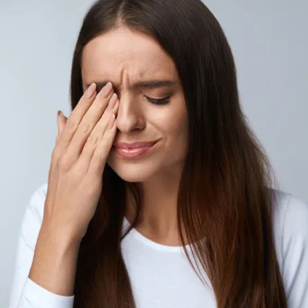 عادات تسبب انتفاخ العينين.. تجنّبيها فوراً