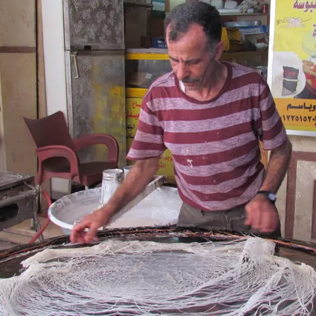 الكنافة اليدوي ما بين تراث ينقرض ومهنة تصارع للبقاء