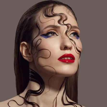 تسريحات شعر مبللة مع الغرة الجانبية